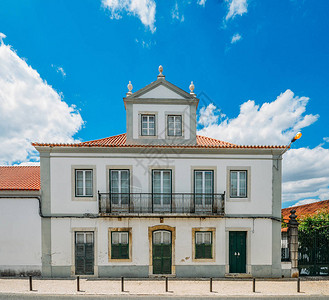 葡萄牙Azeitao村以葡萄牙传统建筑风格的房屋摆出一副面孔图片