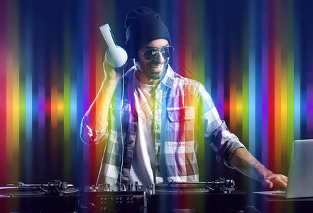 男DJ在夜总会演奏音乐图片