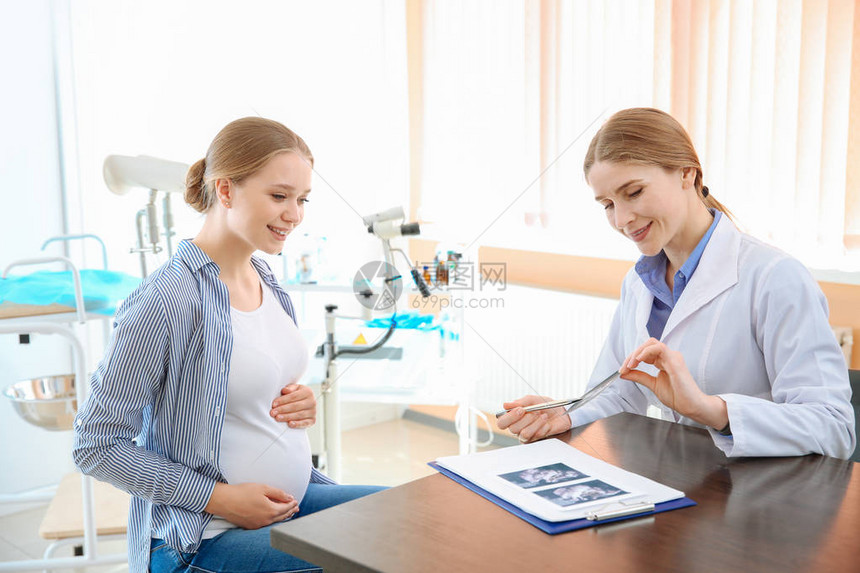 孕妇到诊所看妇科医生图片