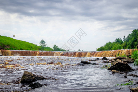 萨布林斯基瀑布小瀑布瀑布的褐色水俄罗斯的瀑布河上的门槛水流强劲水射背景图片