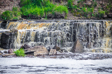 萨布林斯基瀑布小瀑布瀑布的褐色水俄罗斯的瀑布河上的门槛水流强劲水射背景图片