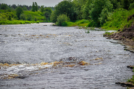 萨布林斯基小的褐色水俄罗斯的河上的门槛水流强劲水射背景图片