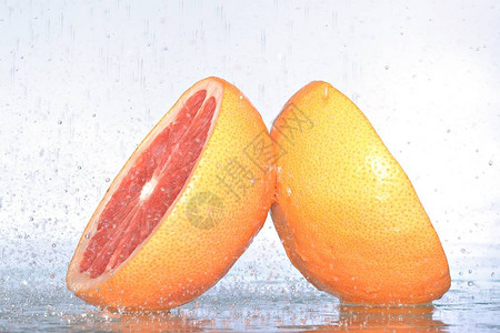 水滴中的成熟葡萄柚图片