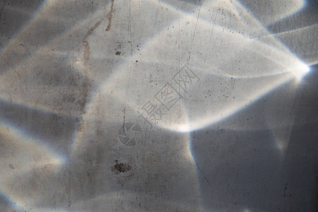 太阳光线被陶瓷板上的玻璃扭曲图片