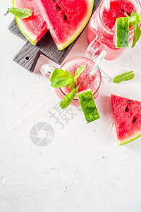 寒冷的夏季饮料自制西瓜冰雪白色混凝土或石块背景图片
