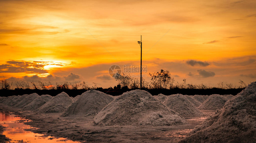 早晨的盐场与日出的天空有机海盐海水的蒸发和结晶盐工业原料氯化钠太阳能蒸图片