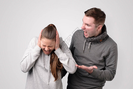 年轻夫妇争论男人对他的女朋友大喊叫分手或离婚家庭误解图片