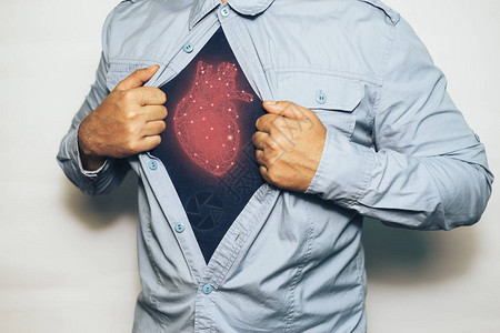 穿着衬衫的生意人带着一张图片亮红白心脏创新技图片