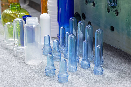 注塑成型的塑料制品瓶坯形状和瓶子各种类型的塑料瓶背景图片