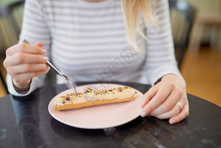 白种女人在糕点店吃甜点图片