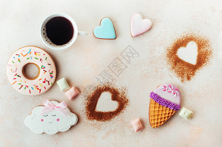 有趣的冰淇淋蛋筒甜圈云和心饼干姜饼的框架图片