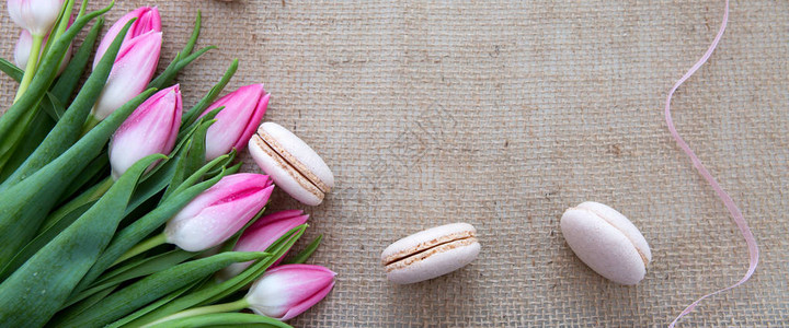 粉红玛卡龙饼干和郁金香在图片