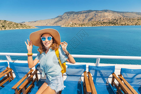 在游轮的空甲板上度假的快乐少女图片