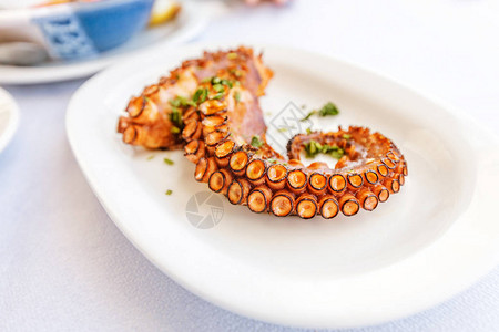 美味的烤章鱼放在白盘上海鲜美食与图片