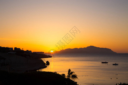 红海的日出美丽明亮的天空与太阳光线和晨云海和船蒂朗岛全景埃及图片