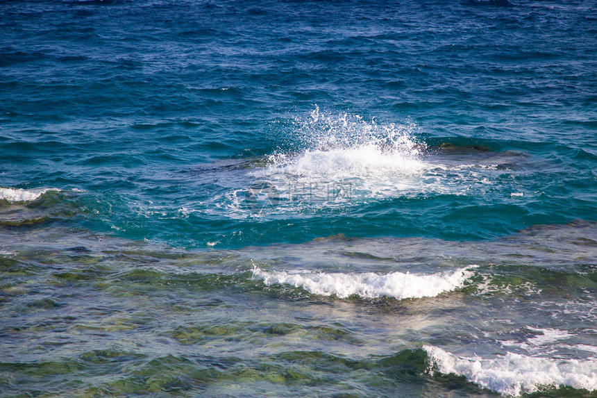 蓝色清澈的水美丽的蓝色海浪照片关闭在海上或海洋滩度假背景插