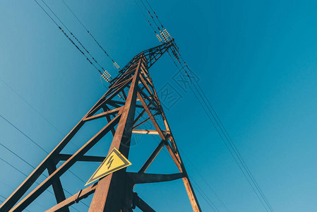 蓝天特写背景上的电源线电线杆上的电动轮毂具有复制空间的电力设备天空中的高压电线电力行业带有闪电背景图片