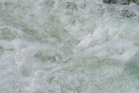泡沫水表面的自然纹理河流特写的急流山溪水流湍急干净的水波背景与复制空间闪亮流的纹理泡沫背景图片