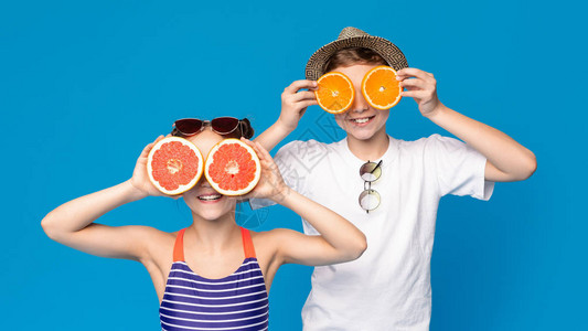 快乐的男女孩和男孩戴柑橘眼镜图片