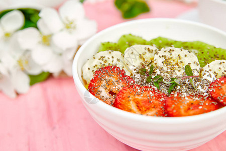 健康的早餐碗冰沙配草莓香蕉猕猴桃和奇亚籽图片