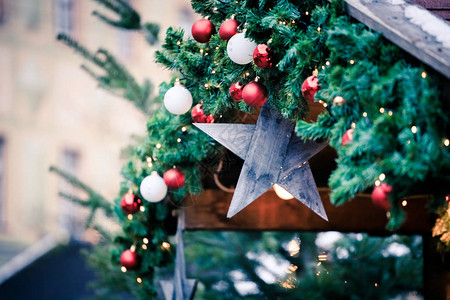 在圣诞市场上贴近圣诞装饰品圣诞节在壁画树图片