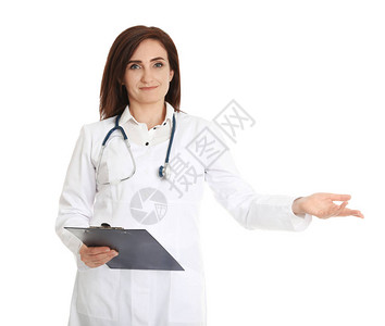 女医生的肖像与剪贴板隔离在白色医务人员图片