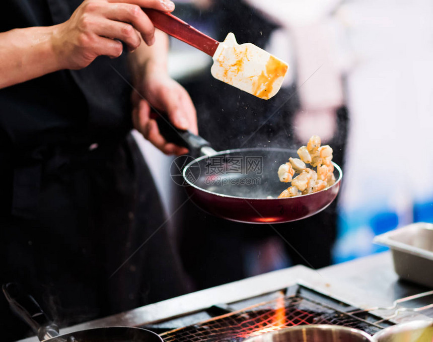 厨师在厨房做饭厨师烹饪主厨装图片