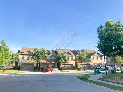 位于得克萨斯州达拉斯附近有一排附属单位城镇住宅的新发展街区图片