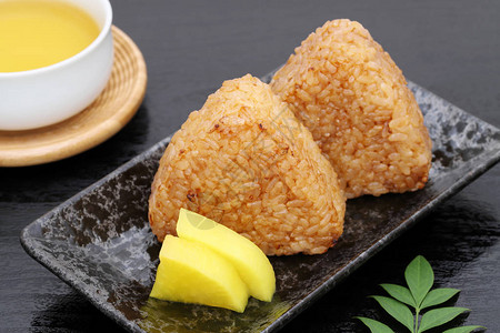 Yakionigiri日本食品大米球有酱图片