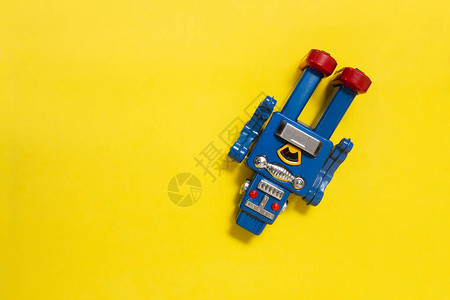 古锡机器人玩具在黄色图片