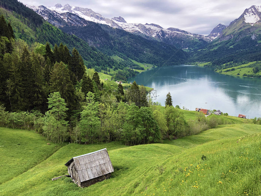 Wagital或Waegital山谷的传统建筑和农舍以及瑞士施维兹州Innerthal高山Wagitatlersee湖Waegi图片