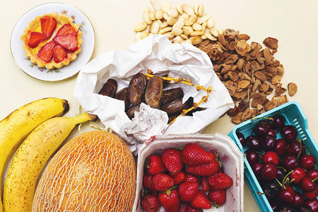 草莓盒篮子上的樱桃水果和枣子甜瓜两个香蕉杏仁坚果和草莓派食品健图片