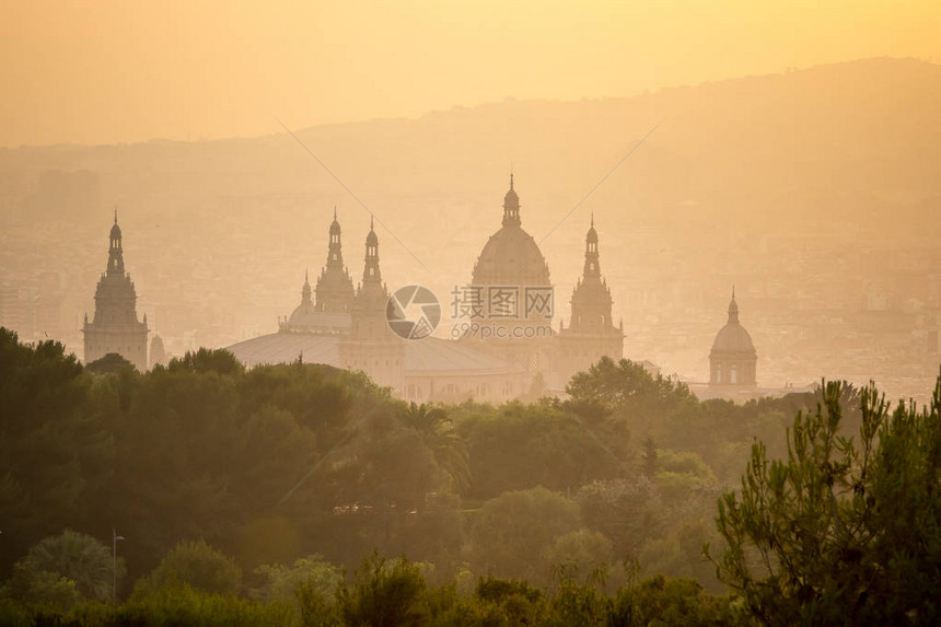 日落时雾中巴塞罗那加泰罗尼亚的加泰罗尼图片