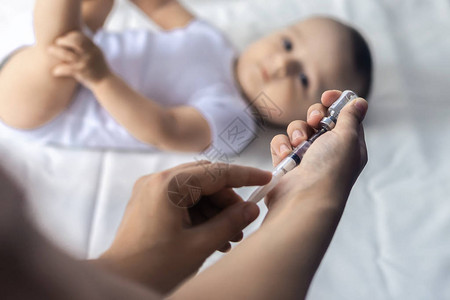 医生给刚出生的男婴接种疫苗儿童免疫儿童疫苗接种医图片