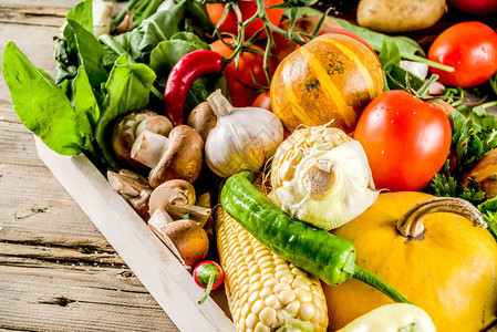 秋季食品概念健康有机收获蔬菜和配料南瓜蔬菜西红柿玉米木制餐桌背景图片