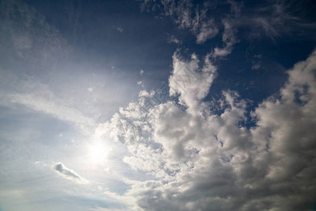 白云正午日光广角拍摄图片