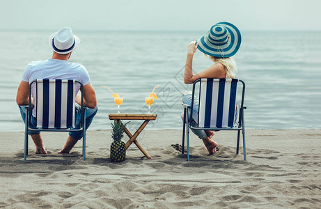 快乐的情侣在暑假期间享受沙滩之欢乐时光图片