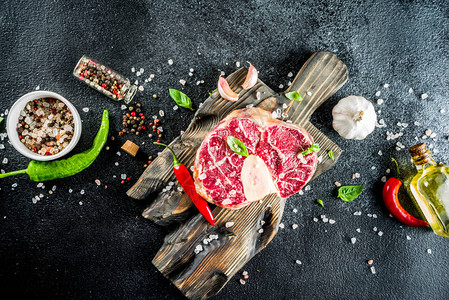 Rawossobuco肉牛肉排和烹饪香料黑图片