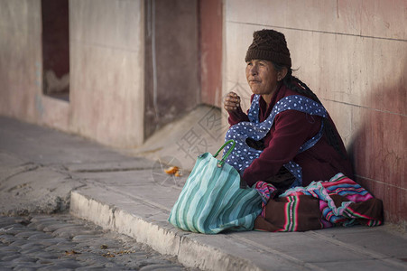 玻利维亚南美洲Tarabuco当地星期日市场具有传统部落服装和帽子的奇楚阿土著身份不明的Quechu背景图片