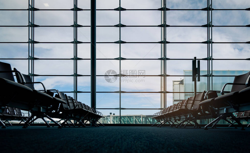 机场航站楼出发休息室的乘客座位机场航站楼内部国际登机口出发区的椅子运输业务和旅行等待图片
