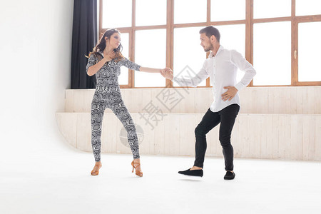 社交舞蹈基宗巴舞探戈舞莎舞人的概念美丽的情侣在舞蹈工作室背景下跳舞b图片