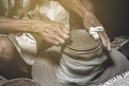 老陶匠在陶艺工作背景下做碗老人用手工图片