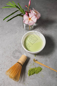 绿抹茶饮料和茶具的顶视图图片