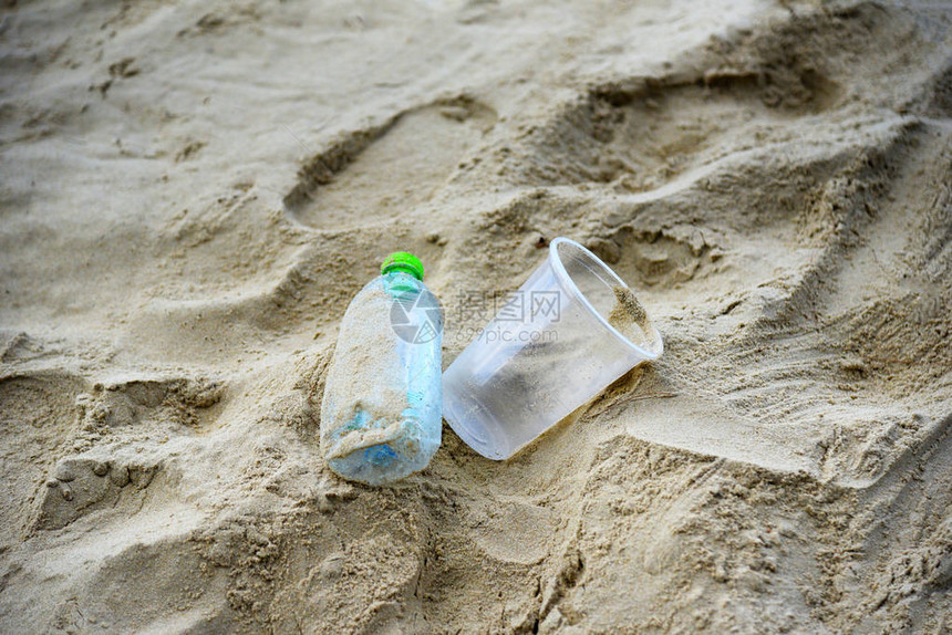 海中垃圾用塑料瓶塑料杯在岛上沙滩质脏海洋垃圾污图片