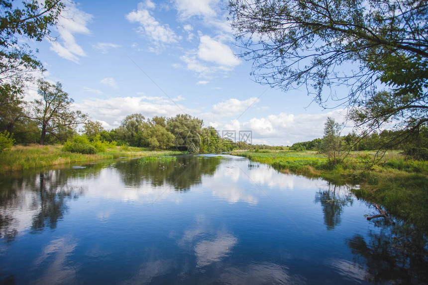 一条水流缓慢的小河蓝天美丽的风景图片