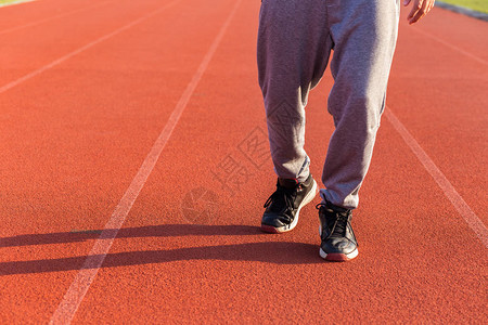 体育运动员在体育场的赛跑比赛图片