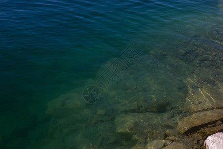 阳光下的水面纹理水石波海底世界背景图片