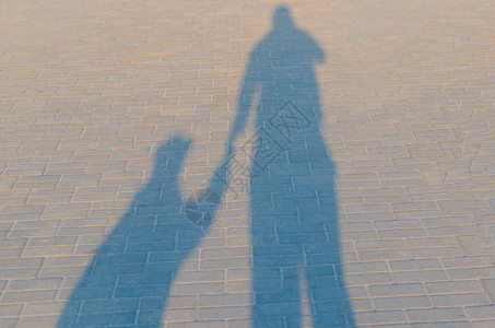 一个成年男和儿童女孩的影子图片素材