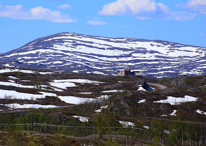 山脉雪地和瑞典北部的瓦西豪尔小镇图片
