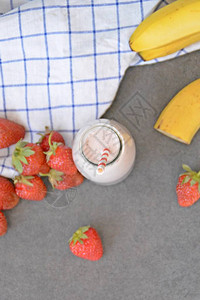 以草莓和香蕉为家制奶昔自制奶昔作为夏图片